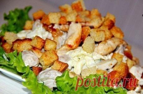 САЛАТ С КУРИНОЙ ГРУДКОЙ И ГРИБАМИ 
▬▬▬▬▬▬▬▬▬▬▬▬▬▬▬▬▬▬▬
Ингредиенты: 
- 500 г куриной грудки;
- 500 г шампиньонов;
- 500 г пекинской капусты; 
- 3-4 огурца;
- майонез для заправки;
- хлеб и чеснок для сухариков;
- растительное масло

Приготовление: 
Сырое куриное филе нарезаем полосками и обжариваем на сковороде до золотистого цвета.Куриное филе нарезаем полосками и обжариваем на сковороде до золотистого цвета.Шампиньоны тщательно промываем. Кладём грибы в холодную воду, ко...