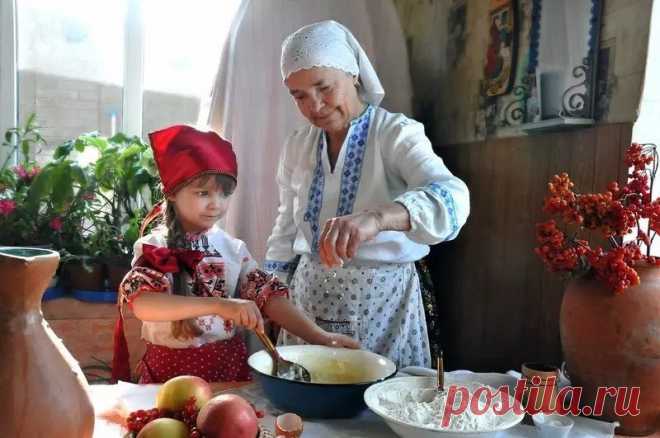 Советы бабушек

1. Тесто меси по часовой стрелке.

2. Никогда и никому не давай надевать свои тапочки!
И не только из-за возможности подцепить грибок - можно нахватать чужие зло, зависть, неудачу...

3. Если у тебя в квартире побывал завистливый, нехороший человек.
Очисти свое жилье церковной свечой. Начинай с порога, обходи жилище по периметру так, чтобы стена все время шла слева, в тех углах, где свеча начнет трещать, постой подольше. Вернулась к входной двери, вышла, по...