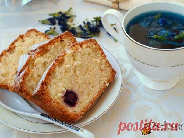 Кекс на белках с вишней Теперь пришло время познакомить вас с вкусным кексом на белках с вишней. Предыдущий десерт я готовила из желтков и белки у меня остались, поэтому сегодня решила испечь из них кекс. Кекс на белках очень похож на бисквит, с нежнейшей структурой и вкусом!