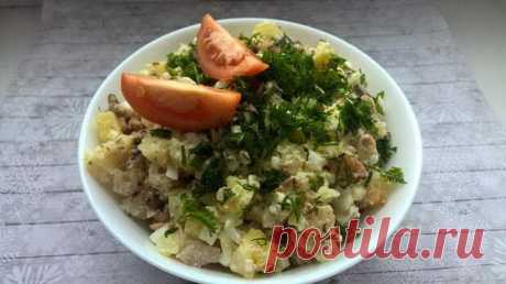 У каждой хозяйки в копилке должен быть рецепт вкусного и сытного салата на быструю руку для угощения внезапно заглянувших гостей. У меня подобные ситуаций случаются довольно часто. То внуки со школы придут голодными, то соседки зайдут поболтать. Знают они, что я всегда готовлю с душой! Вам я