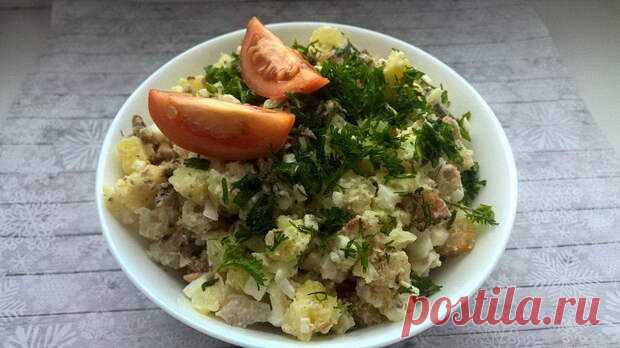 У каждой хозяйки в копилке должен быть рецепт вкусного и сытного салата на быструю руку для угощения внезапно заглянувших гостей. У меня подобные ситуаций случаются довольно часто. То внуки со школы придут голодными, то соседки зайдут поболтать. Знают они, что я всегда готовлю с душой! Вам я