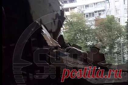 Разрушенный взрывом газа подъезд в Балашихе сняли на видео изнутри. В сети появились кадры изнутри подъезда, разрушенного взрывом газа в девятиэтажке подмосковной Балашихи. Видеозапись публикует Telegram-канал Shot. На кадрах видно, что уцелевшие конструкции дома заканчиваются там, где в подъезде находится пожарная лестница. После подъема по одному из пролетов лестницы начинается обрыв