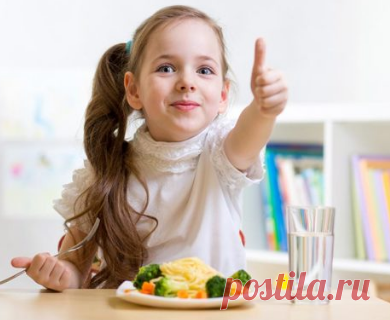 Продукты и напитки, которые помогут ребенку при простуде
Специалисты советуют предлагать больному небольшие порции, но чаще. Кроме того, важную роль играет Ваше обращение с ребенком: будьте нежны и ненастойчивы. Не заставляйте ребенка глотать ненавистную еду, не кричите и не раздражайтесь.