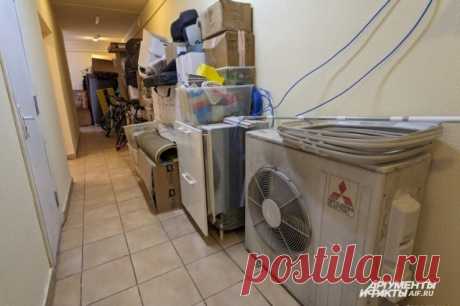 «Хотели войну? Получите!» Многодетная москвичка держит в страхе соседей. В московском районе Солнцево многодетная мать «взяла в заложники» целый подъезд многоквартирного дома. Женщина полностью захламила свой этаж и регулярно строит козни соседям, которые не хотят жить среди склада чужих вещей.