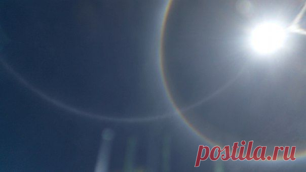 Яркое солнечное гало 22° и паргелический круг были сняты австралийским пилотом над штатом Квинсленд несколько дней назад. / Социальная погода