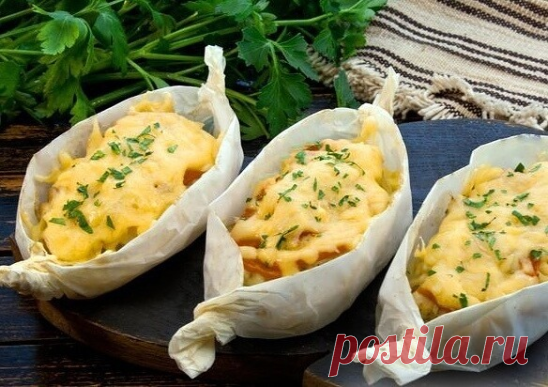 ✅Картофель с курицей и помидорами, запечённые в пергаменте

 #рецепт
Необходимые ингредиенты:
- Картофель - 270 г
- Куриное филе - 350 г
- Помидор - 150 г
- Лук репчатый - 100 г
- Чеснок - 2-3 зубчика
- Сыр твёрдый - 100 г
- Карри - 0,5 ч. ложки
- Соль - по вкусу
- Перец чёрный молотый - по вкусу
- Петрушка свежая (для подачи) - 1-2 веточки
Процесс приготовления:
1. Подготавливаем все необходимые продукты;
2. Куриное филе нарезаем небольшими кубиками;
3. Перекладываем филе...