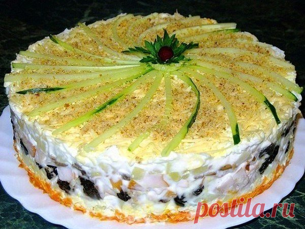 Закусочный торт с копчёной курицей, черносливом и шампиньонами