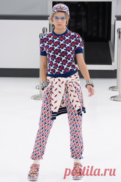 ОТКРОЙТЕ ДЛЯ СЕБЯ 5 ПРИЕМОВ, ПОЗВОЛЯЮЩИХ НОСИТЬ КРАСНОЕ С СИНИМ
Полоски, абстракции, цветоблоки, растительные мотивы — в ход пошло все, дизайнеры разошлись не на шутку. Но им-то хорошо — чем эффектнее, тем лучше журналисты запомнят в череде шоу и платьев.
А что делать нам, простым гражданкам, если и сочетание нравится, и на задворках памяти ютится правильная мысль, что красный + синий — это просто взрыв для глаза?