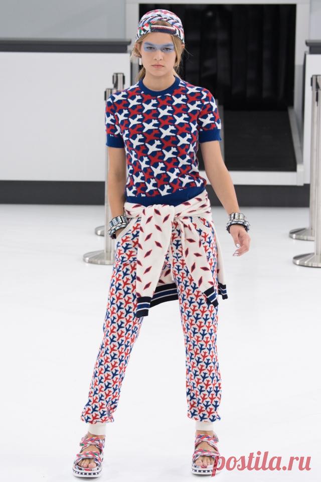 ОТКРОЙТЕ ДЛЯ СЕБЯ 5 ПРИЕМОВ, ПОЗВОЛЯЮЩИХ НОСИТЬ КРАСНОЕ С СИНИМ
Полоски, абстракции, цветоблоки, растительные мотивы — в ход пошло все, дизайнеры разошлись не на шутку. Но им-то хорошо — чем эффектнее, тем лучше журналисты запомнят в череде шоу и платьев.
А что делать нам, простым гражданкам, если и сочетание нравится, и на задворках памяти ютится правильная мысль, что красный + синий — это просто взрыв для глаза?