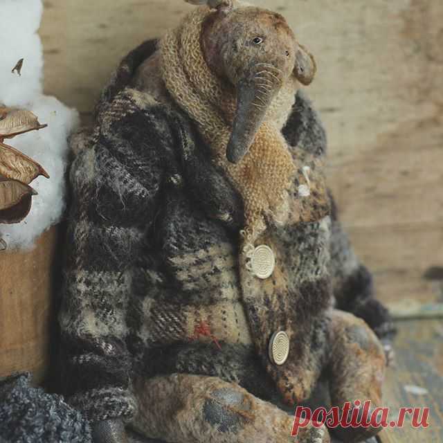 Внимание!Я отмечаю сердечками только комментарии желающих купить слона,чтобы никого не пропустить. Если я вдруг Вас не отметила,напишите еще раз! --------------------------
Одомашнен. 🍀Рост 26 см,сидя 19 см.Только сидит.
🍀Сшит из винтажного плюша с плотной основой теплого серого цвета и коротким матовым ворсом сложного светлого розовато-серого цвета.
🍀Набит сухими опилками,древесной шерстью и гранулятом.Мягкотелый.5 шплинтов.
🍀Пальто шерстяное,состарено, снимается.
🍀Ч...