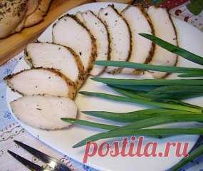 ВКУСНЕЙШАЯ Пастрома КУРИНАЯ. 
Дорогие мои читатели.Это блюдо можно приготовить вместо колбасы на бутерброды. Приготовленное по этому рецепту куриное филе получается очень сочным с насыщенным ароматом французских трав. 
 Весь секрет в предварительном замачивании мяса. 
А само приготовление длится всего 15 минут. 
Честно-честно. Хотя, на все про все и уходят почти 15 часов.
 Так что, если готовите пастрому на праздничный ужин, то начинать надо с вечера накануне.
 Для рецепта...