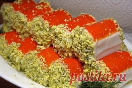 ТОП ЗАКУСОК НА НОВОГОДНИЙ СТОЛ

1) КРАБОВЫЕ ПАЛОЧКИ "ОЧАРОВАШКИ"

ИНГРЕДИЕНТЫ:
- крабовые палочки - 1 упаковка (200 г),
- яйца - 3-4 шт,
- сыр - 70-100 г,
- чеснок - 1-3 зубчика,
- майонез,
- укроп

ПРИГОТОВЛЕНИЕ:
Яйца отварить. Белки аккуратно отделить от желтков и натереть в разные миски на терке (белки натереть на крупной терке, а желтки на мелкой). Сыр натереть на мелкой терке.Чеснок пропустить через пресс. Укроп мелко порубить. Соединить яичные белки, сыр, чеснок, укр...