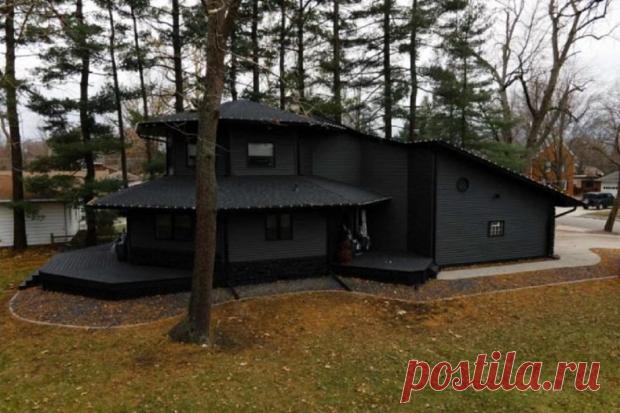 "Готический дом": фото необычного здания черного цвета стали вирусными в сети