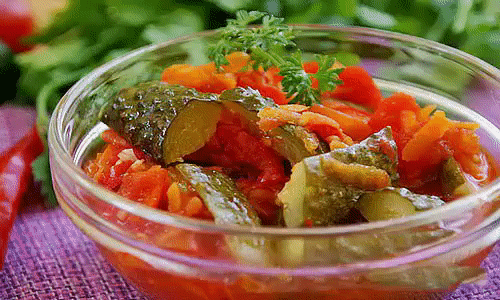 ЛЕЧО ИЗ ОГУРЦОВ НА ЗИМУ - невероятно вкусная заготовка! 
Ингредиенты: 
Томаты – 1,5 кг.; 
Перец сладкий – 300 гр.; 
Огурцы – 2,5 кг.; 
Морковь – 300 гр.; 
Масло растительное – 0,5 стакана; 
Чеснок – 1 головка; 
Перец чили – 2 стручка; 
Уксус 9%– 100 мл.; 
Сахар – 0,5 стакана; 
Соль – 1 ст. ложка. 
Приготовление: 
Помидоры пропустим через мясорубку, желательно отрезав от них твердые места где крепится плодоножка. Так же пропустим через мясорубку горький перец чили и чеснок. 
Теперь берем крас