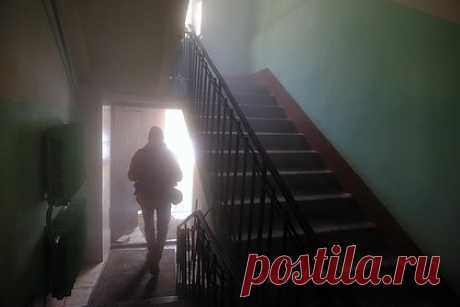 В центре Петербурга мужчина напал в подъезде на восьмилетнюю школьницу. В центре Санкт-Петербурга мужчина напал на восьмилетнюю школьницу и удерживал ее в подъезде жилого дома неподалеку от станции метро «Маяковская». Об этом сообщила «Фонтанка». По сведениям издания, горожанин вызвал сотрудников полиции к многоэтажке. Он рассказал, что незнакомец схватил его дочь и хватал ее за ноги.
