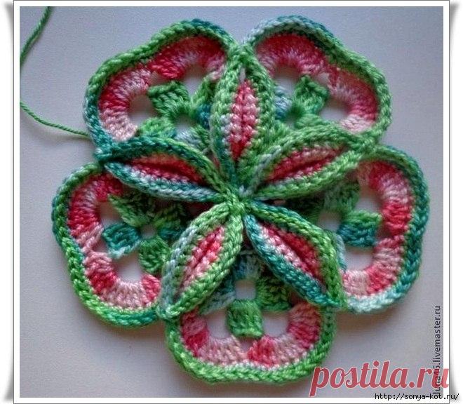 Объемный цветок