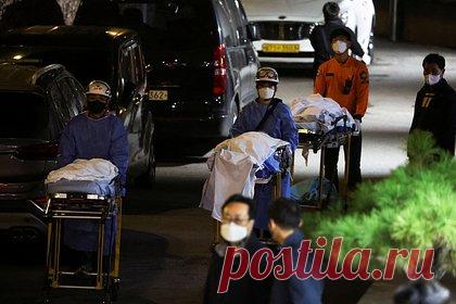 Посольство сообщило о гибели второй россиянки в Сеуле. Посольство России в Южной Корее сообщило о гибели второй россиянки во время давки на праздновании Хэллоуина в Сеуле. Еще одна женщина госпитализирована, ее состояние точно не известно. Дипмиссия выразила соболезнования семьям всех погибших в районе Итхэвон и пожелала пострадавшим скорейшего выздоровления.