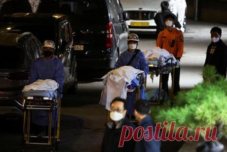 Посольство сообщило о гибели второй россиянки в Сеуле. Посольство России в Южной Корее сообщило о гибели второй россиянки во время давки на праздновании Хэллоуина в Сеуле. Еще одна женщина госпитализирована, ее состояние точно не известно. Дипмиссия выразила соболезнования семьям всех погибших в районе Итхэвон и пожелала пострадавшим скорейшего выздоровления.