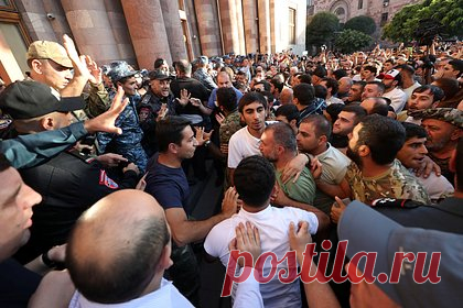 Армения заявила о первых пострадавших в беспорядках в Ереване. В результате столкновений полицейских с протестующими у здания кабмина Армении в Ереване есть пострадавшие, сообщил Минздрав. Уточняется, что за помощью обратились как демонстранты, так и полицейские. На месте им была оказана первая помощь, некоторых пострадавших госпитализировали.