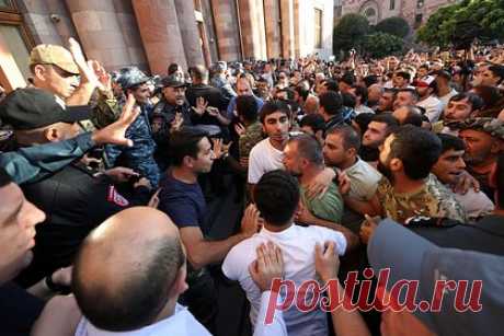 Армения заявила о первых пострадавших в беспорядках в Ереване. В результате столкновений полицейских с протестующими у здания кабмина Армении в Ереване есть пострадавшие, сообщил Минздрав. Уточняется, что за помощью обратились как демонстранты, так и полицейские. На месте им была оказана первая помощь, некоторых пострадавших госпитализировали.