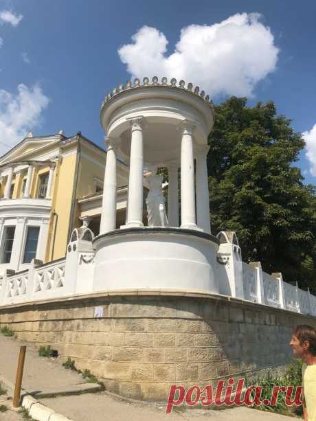 Всё, что осталось от древних греков, где-то глубоко внизу. Сверху что-то осталось от генуэзцев. 
В более современной архитектуре Феодосии прослеживаются греческое, генуэзское и ещё всяко-разное влияние.