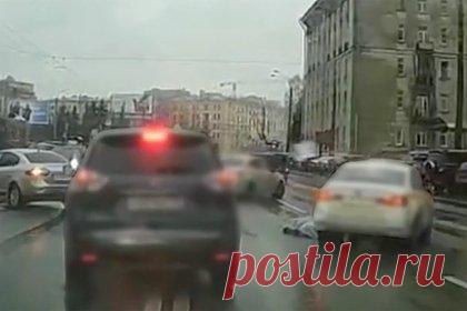 В Петербурге 68-летнюю пенсионерку дважды переехали на дороге. В Выборгском районе Санкт-Петербурга 68-летнюю пенсионерку дважды переехали на дороге на Кантемировской улице. Об этом стало известно «Фонтанке». Как выяснило издание, пожилая горожанка пересекала дорогу в неположенном месте. От удара женщину отбросило на встречную полосу.