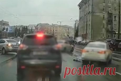 В Петербурге 68-летнюю пенсионерку дважды переехали на дороге. В Выборгском районе Санкт-Петербурга 68-летнюю пенсионерку дважды переехали на дороге на Кантемировской улице. Об этом стало известно «Фонтанке». Как выяснило издание, пожилая горожанка пересекала дорогу в неположенном месте. От удара женщину отбросило на встречную полосу.