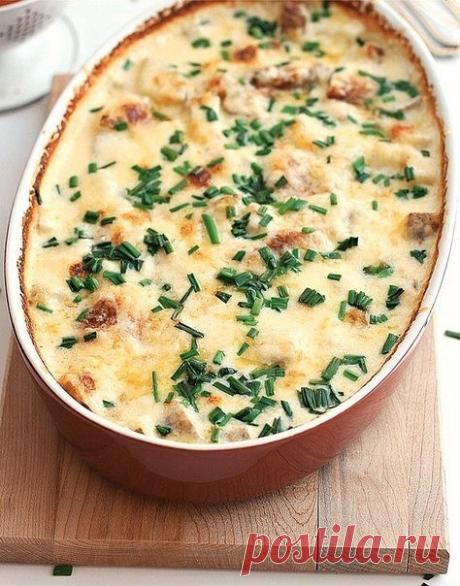 Самый вкусный картофель, запеченный в духовке

Ингредиенты:

Сливочное масло — 2 ст. л.
Картофель — 6-7 шт.
Молоко —  стак.
Сливки жирные — 1,5 стак.
Мука — 2 ст. л. 
Чеснок — 3-5 зубчиков 
Соль — 1 ч. л. 
Перец — по вкусу
Тертый сыр — 1,5 стак.
Зеленый лук — по вкусу 

Приготовление:

1. Нагрейте духовку до 200 °C. Форму для запекания смажьте сливочным маслом. Картофель нарежьте и выложите в блюдо для запекания. Молоко смешайте со сливками, добавьте муку, чеснок, соль и п...