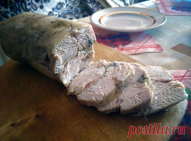 Куриный рулет в бумажной коробке 

Для этого блюда потребуются следующие ингредиенты:

- 1кг куриного мяса (у меня 2 окорочка и 1,5 куриные грудки); 
- 30 – 40г желатина; 
- приправа для курицы; 
- соль, чёрный молотый перец; 
- 1 пу…
