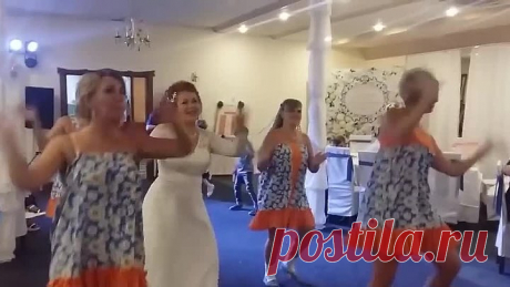 Невеста с подружками танцуют для жениха