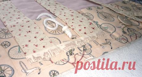 Пенал-органайзер для резинок и заколок - это функциональная и нужная вещь, такому подарку радуются не только дети, но и родители. Дети обожают все новое, девочка с удовольствием будет раскладывать свои резинки и заколки в новый органайзер, попутно разместив там небольшой блокнот, ручку/карандаши или мыльные пузыри. Родители же приходят в восторг от такого подарка, потому что теперь все резинки и заколки будут в одном месте, их не надо будет искать по утрам по всей квартире))