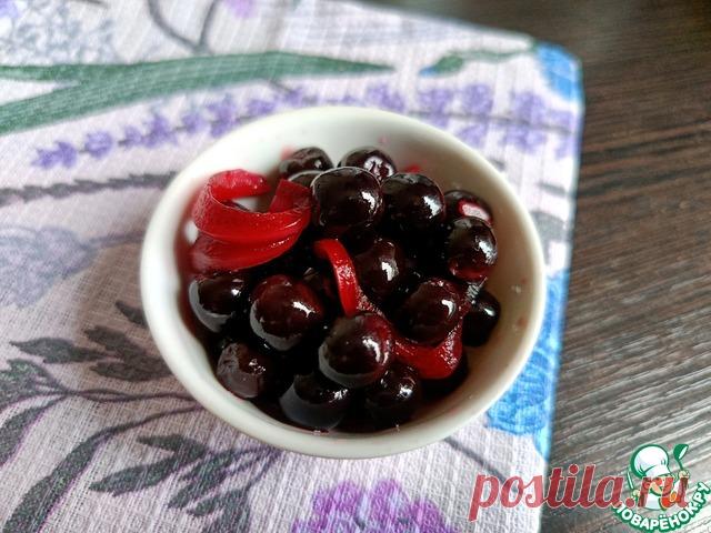 Маринованная черноплодная рябина. Вот уже и осень наступила! Ветки черноплодной рябины склонились от урожая. Не знаю как у вас, а у меня каждый раз возникает вопрос, куда "пристроить" черноплодку. Из-за терпкости не все жалуют эту ягоду. Я готовлю настойку, немного варю джема, замораживаю для зимних компотов. Только всё равно остаётся! Этот рецепт нашла на иностранном сайте. Правда, там мариновали чернику. Но почему не попробовать с черноплодкой? Замариновала. Попробовала через…