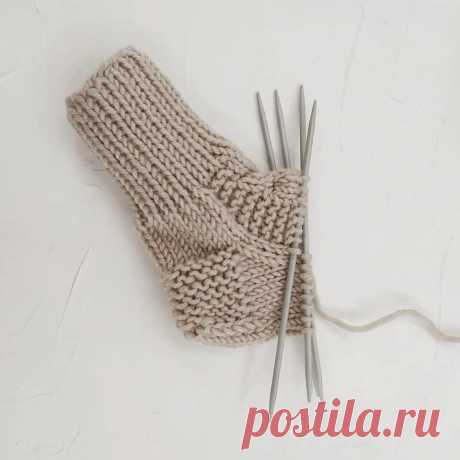 Hand-Knitted Vintage Style Baby Socks for 6-9 Months - Detailed Knitting Pattern Instructions