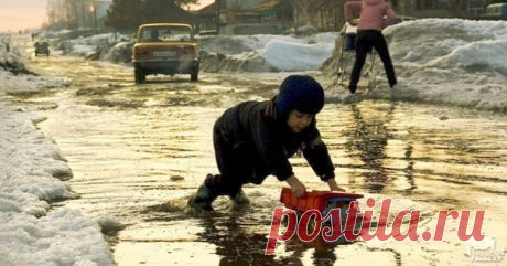 Счастье — это термин, который объясняет сам себя. Возможно, это народная этимология, но «счастье» — это от слова «сейчас». Что это значит? Вот рисунок из журнала — три картинки рядом. Человек сидит за компьютером, а думает о гольфе. Человек играет в гольф, а думает о сексе. Человек занимается сексом, а думает о компьютере. Замкнутый круг. Так вот, счастье — это когда ты целиком в сейчас, а не где-то еще. Если отбросить физическую боль, все наши страдания сфабрикованы умом из мыслей о прошлом и…