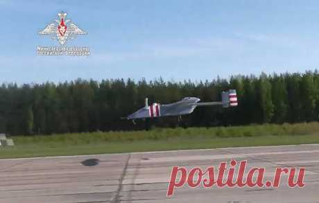 2019 август. Новый военный беспилотник &quot;Форпост-Р&quot; начнет поступать в войска с 2020 года. Благодаря новой радиолинии радиус применения комплекса увеличился на 100 км и гораздо лучше защищен от воздействия иностранных технических средств. Его масса составляет порядка 500 кг, высота полета до 6000 м, а длительность полета - 18 часов