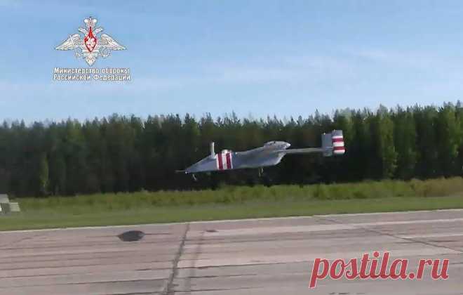 2019 август. Новый военный беспилотник "Форпост-Р" начнет поступать в войска с 2020 года. Благодаря новой радиолинии радиус применения комплекса увеличился на 100 км и гораздо лучше защищен от воздействия иностранных технических средств. Его масса составляет порядка 500 кг, высота полета до 6000 м, а длительность полета - 18 часов