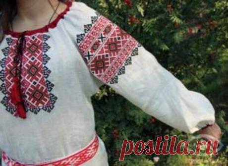 Орнаменты и символы, их значение и история вышивания - Домоводство - медиаплатформа МирТесен Орнаменты и символы до сегодня имеют большую популярность. Еще с исторических времен люди свято верили в нечистую силу и духов. Чтобы защититься от потусторонних надуманных персонажей народ придумал защиту в виде разнообразных оберегов на одежде, изображающих разные знаки и необычные символы.