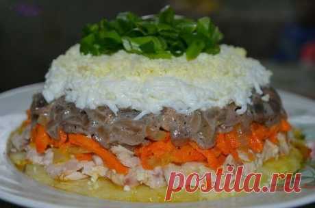 Самые вкусные рецепты салатов на праздник 

1) Слоеный салат с крабовыми палочками 

Ингредиенты: 
- крабовые палочки 200 грамм, 
- 2 помидора, 
- 1 салатный перец, 
- 100 грамм сыра, 
- 2 яйца 

Приготовление: 
Сыр и яйца натереть на мелкой терке, остальное нарезать кубиками. Все слои слегка промазать майонезом. Сверху украсить тёртым сыром и майонезом. 

2) Слоеный печеночный 

Ингредиенты: 
- Печень куриная - 350 гр. 
- Маринованные огурцы - 10 шт. 
- вареные яйца - 5 ш...