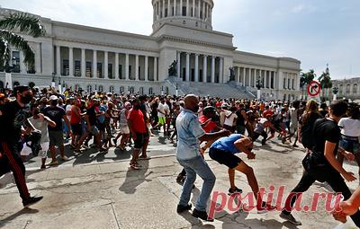 СМИ: в результате беспорядков на Кубе погиб один человек. По данным Кубинского агентства новостей, 36-летний гражданин страны с судимостью получил смертельные ранения в ходе нападения на полицию в Гаване
