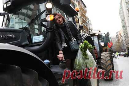 Разгневанные фермеры въехали в греческую столицу на тракторах. В Афинах недовольные фермеры собрались у здания Минсельхоза Греции. В руках они держали овощи и черные флаги, многие демонстранты приехали в столицу на тракторах. Причиной протеста фермеров стал рост цен на энергоносители и на продукты, а также отказ властей выделить им субсидию, как остальным предприятиям.