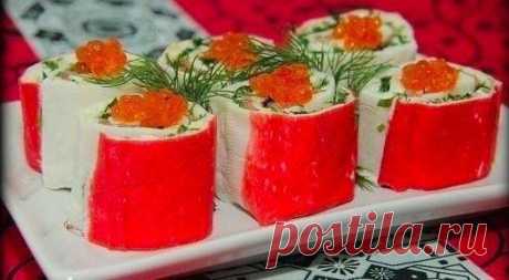 Роллы из крабовых палочек с яйцом и икрой