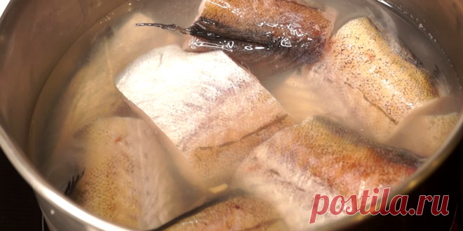 Минтай отварила в рассоле от огурцов, родные думают крабовое мясо, подмены никто не замечает: салат 