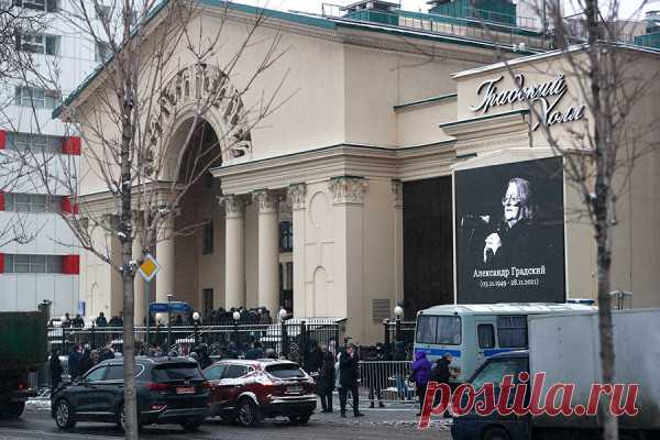 Как прошло прощание с Александром Градским. Фоторепортаж. В театре «Градский Холл» прошло прощание с певцом и композитором Александром Градским. Он умер 28 ноября на 73-м году жизни. Кто пришел проститься с музыкантом и наставником шоу «Голос» — в фоторепортаже РБК