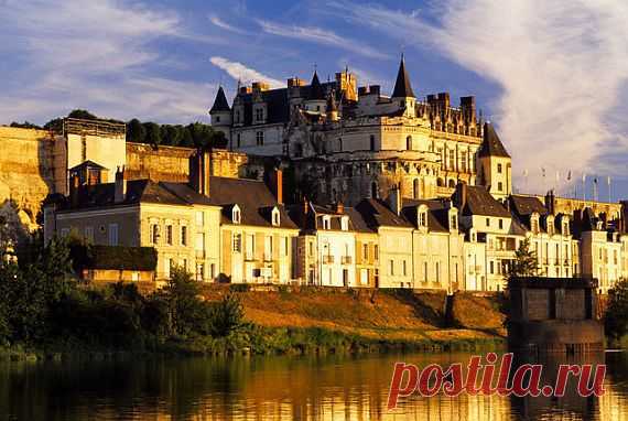 замок хоэншвангау Близ баварского города Фюссен, направив своды к небу, находится резиденция короля Максимилиана ІІ, отца Людвига ІІ — «высокий лебединый край» или замок Хоэншвангау (Гогеншвангау). Замок Хоэншвангау считается одним из самых красивых замков не только в Германии, но и во всей Европе. Стиль замка, так же, как и соседствующего с ним замка Нойшванштайн, определен как неоготика.