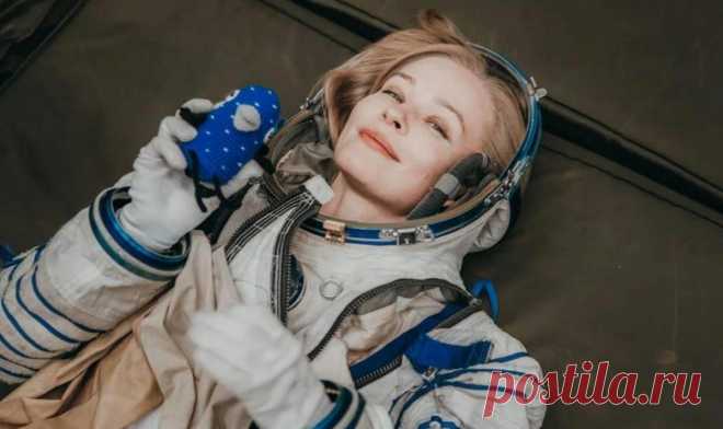 Истинная причина, по которой Юлия Пересильд полетела в космос: моя версия (фантастическая, но не лишенная логики)
Когда в СМИ начали писать о том, что режиссер Клим Шипенко и актриса Юлия Пересильд полетят в космос, я приняла эту новость за шутку. Это ж какие деньжища надо потратить, чтобы кино в космосе снимать? Кому это нужно? Зрителям? Да нам и павильона в Мосфильме, имитирующим космический корабль достаточно. Тем более, что 90% российских фильмов […]
Читай дальше на сайте. Жми подробнее ➡