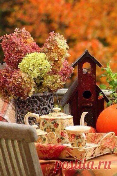 Осень — это кофе с корицей, кленовые листья, разноцветные, как часть детского рисунка, тёплые, нежные плюшки с ванилью и тонкий запах дыма...