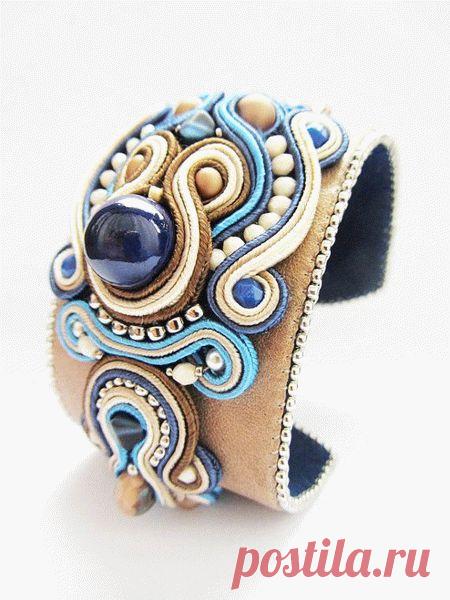 Сутажная вышивка -  вид вышивания не только для одежды, но и для создания укпашений. МК в фото и видео Что такое вышивка? Глупый вопрос: это создание узоров на ткани с помощью тонких ниток – это каждый знает. Но, оказывается, вышивать можно не только нитками, но даже и шнурками! И эта техника вовсе не представляет собою новинку – сутажную вышивку придумали ещё в XIV веке во Франции...