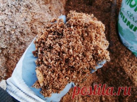 Как использовать опилки в саду и огороде?