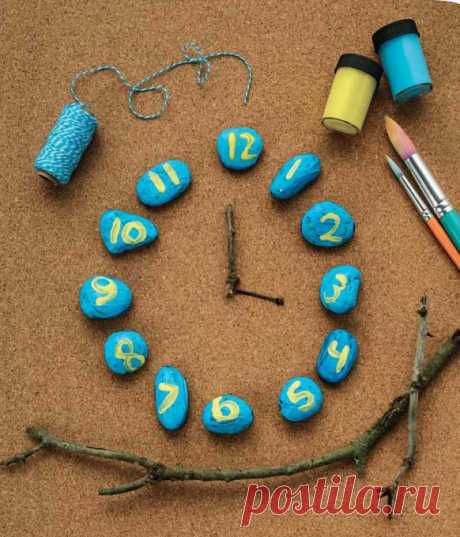 ⏰Тайна каменных часов⏰ Чтобы уверенно определять время по часам со стрелками, маленьким детям нужна тренировка. Эта игра с самодельными часами научит ребенка сопоставлять расположение чисел на циферблате с положением стрелок на часах. Заодно он попробует свои силы в создании каменных часов и придумывании загадок на определение времени. 🚩Материалы -12 камней -Краска -2 палочки: одна подлиннее, другая покороче 🚩Подготовка Раскрасьте камни. Напишите числа от 1 до 12 на каждом камне. 🚩Как играть…