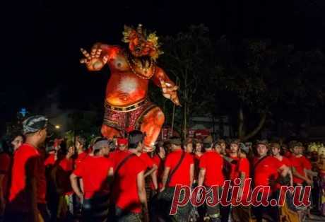 За тысячелетия у каждой страны сформировались свои традиции и обычаи. До сих пор многие народы придерживаются обрядов, которые им завещали их предки. Но зачастую для представителей других стран, религий и рас эти ритуалы кажутся странными, дикими, а иногда очень жестокими. Что примечательно, преданность давним традициям встречается не только в различных племенах, но и в цивилизованном обществе развитых стран. https://kaleidoscopelive.ru/planeta/holostyackie_girl..